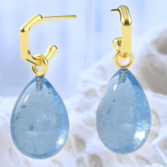 Creolen mit Anhängern aus hellblauen Aquamarin-Tropfen gefasst in 750 Gelbgold