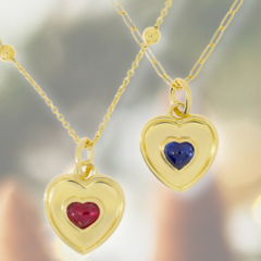 Anhänger in Herzform mit Saphir oder Rubin Cabochon gefasst in 750 Gelbgold