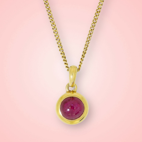 Anhänger in Gelbgold mit Rubin-Cabochon