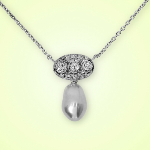 Kette Weissgold mit einem antiken Anhänger mit Diamanten und einer grauen Barockperle