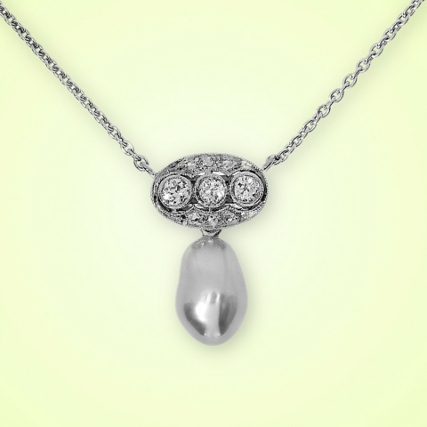 Kette Weissgold mit einem antiken Anhänger mit Diamanten und einer grauen Barockperle