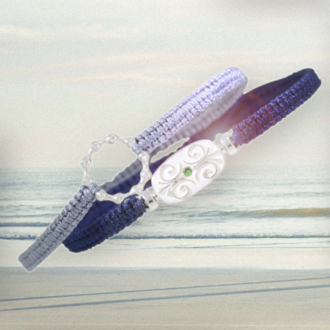Armband aus blauem Makramee mit verschnörkeltem silbernen Mittelteil
