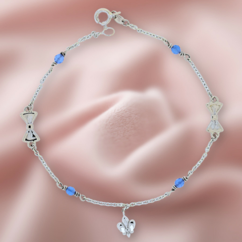 zartes Weissgold-Armband verziert mit kleinen Schleifen und blauen Steinen