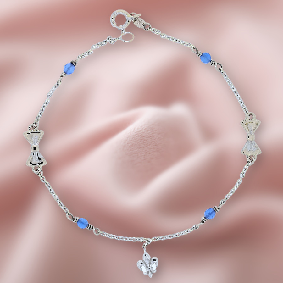 zartes Weissgold-Armband verziert mit kleinen Schleifen und blauen Steinen