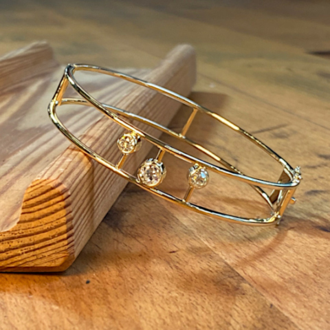 filigraner Gelbgold-Armreifen mit großen Brillanten in grafischem Design
