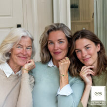 3 Frauen aus 3 Generationen sitzen vertraut beisammen, jede trägt einen individuellen Bandring