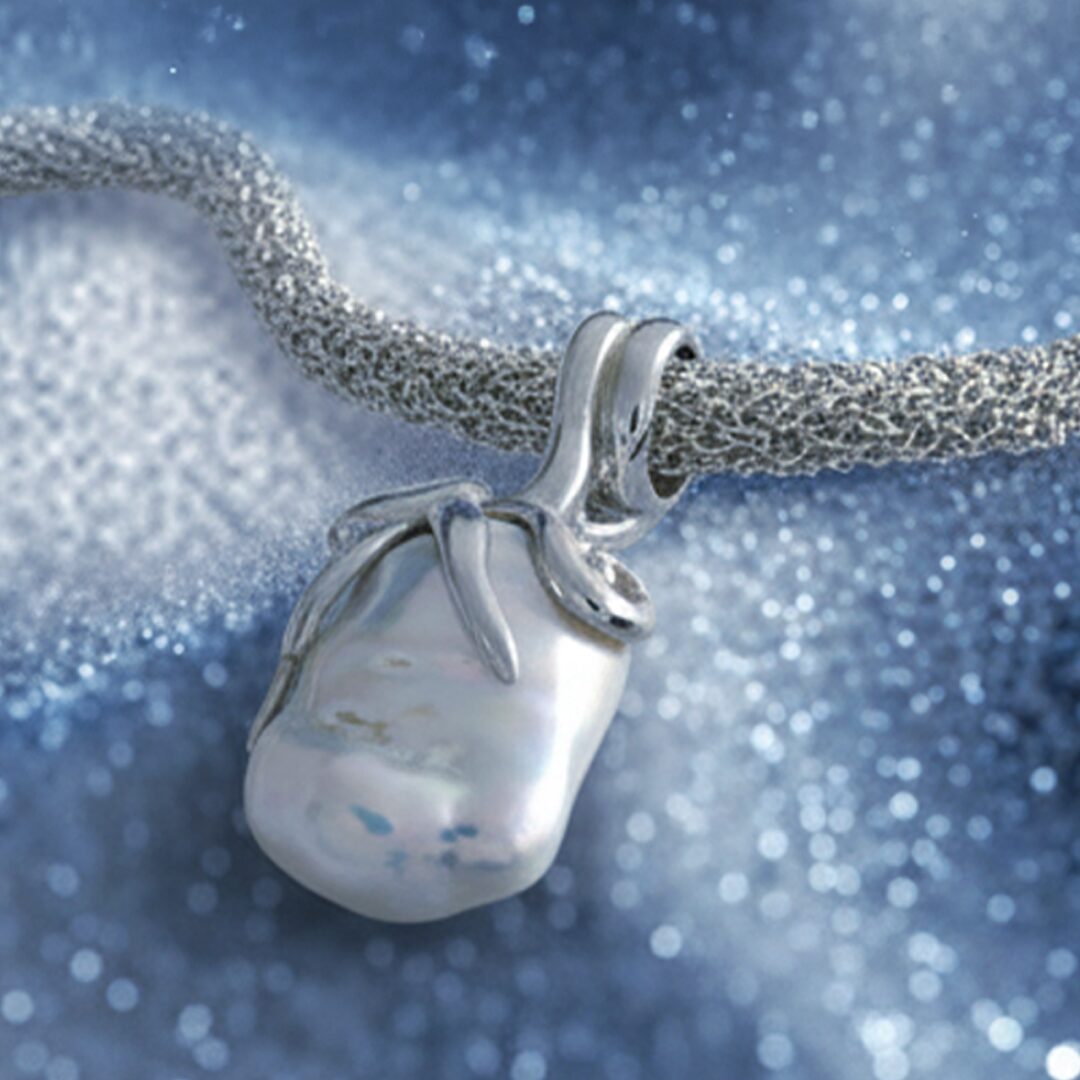 Barockperle Anhänger Silber Oktopus Goldschmiede Bergmann-Hamburg Anhänger mit großer Barockperle und Oktopus-Motiv in Silber