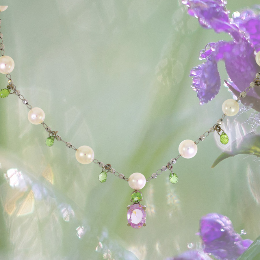 Halskette mit grünen Saphiren im Briolette-Schliff, einem großen rosa Saphir und Perlen eingerichtet in Weissgold