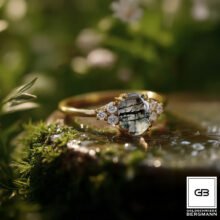 Ring mit facettiertem Moosachat und Brillanten in 750Gelbgold