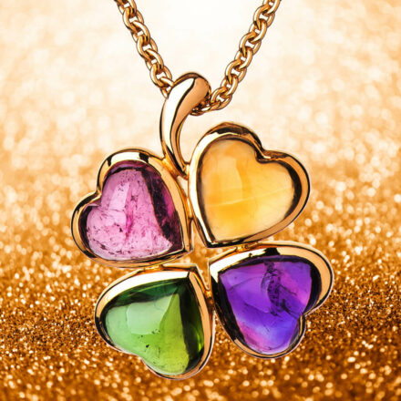 Goldener Anhänger mit herzförmigen Farbstein-Cabochons