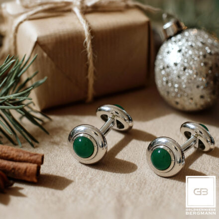 silberne Manschettneknöpfe mit grünen Achaten