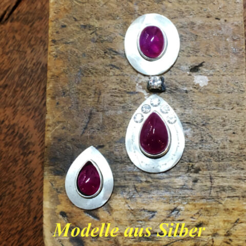 silberne Modelle für Ohrringe mit Rubin Cabochon und Brillanten