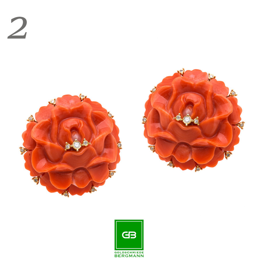 Ohrclip aus gravierter roter Koralle in Blütenform mit Brillanten