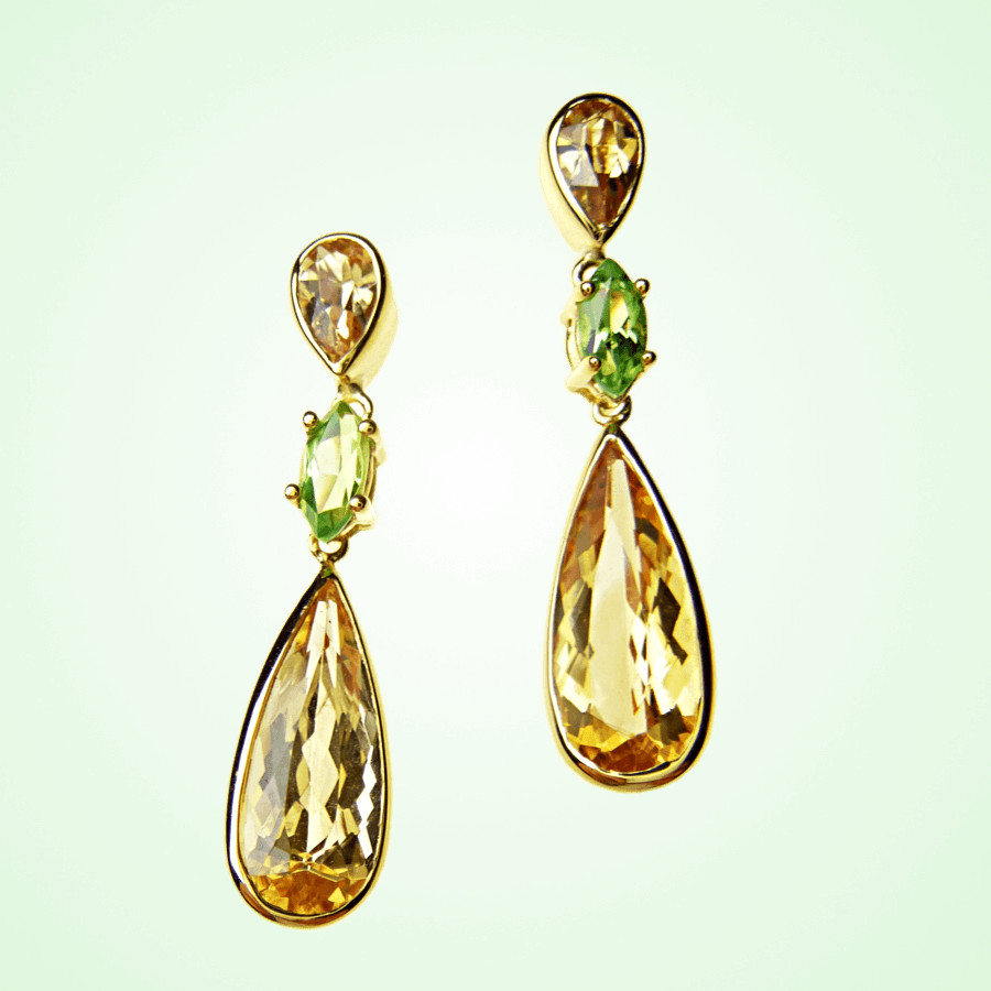 zarte Ohrringe mit goldfarbenen Edeltopasen und frischen grünen Tsavorithen eingerichtet in 750 Gold