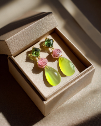 Ohrringe in Gelbgold mit zwei gelben Quartz-Pampeln unter gravierten rose Turmalin-Rosen und grünen quadratischen Turmalinen