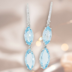 schlanke kühle Ohrringe mit hellblauen Topasen und Brillanten gefasst in Weissgold