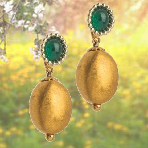 Ohrstecker mit Smaragd Cabochon gefasst im Perlrand mit auswechselbaren goldenen Unterhängern