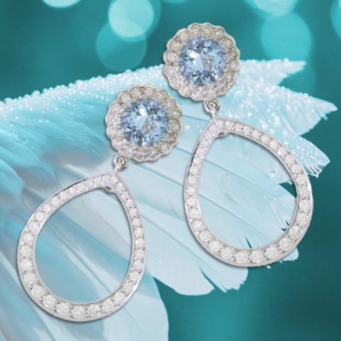 Ohrstecker in Weißgold mit runden hellblauen Aquamarinen in einem Kranz aus Brillanten und tropenförmigen Unterhängern aus Brillanten