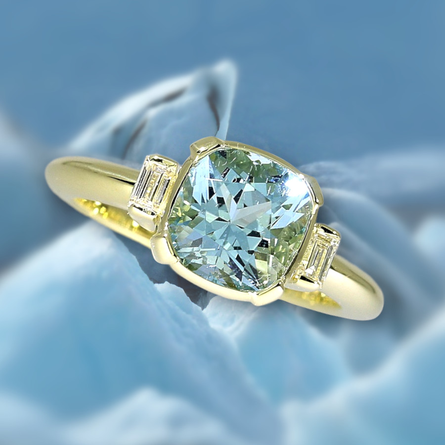 Ring mit einem Aquamarin (fair gehandelt, fair mined) und 2 Diamant-Baguettes (pre owned) in recyceltem 585 Gelbgold