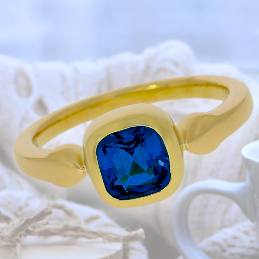 Ring mit fließender Form mit einem hochfeinen Saphir gefasst in 750er Gelbgold