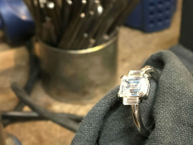 Platin Ring mit Diamant Emerald Baguette von Goldschmiede Bergmann in Hamburg