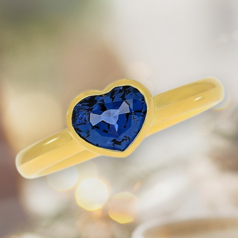 Ring mit einem fair abgebauten blauen Saphir im Herz-Schliff, gefasst in recyceltes 750er Gelbgold