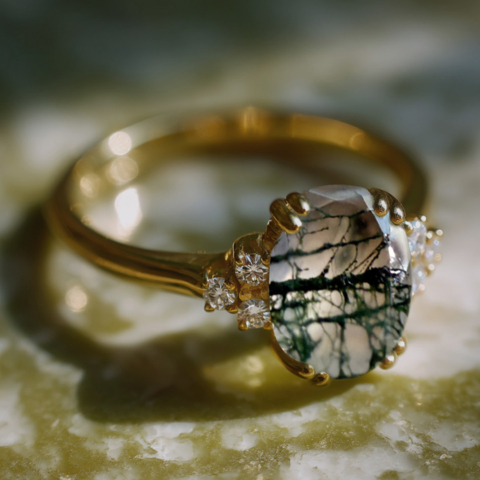 Ring mit facettiertem Moosachat und Brillanten in 750Gelbgold