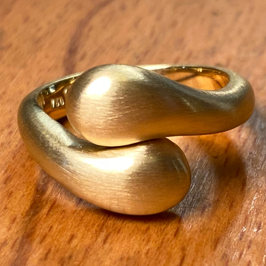 organisch geformter Ring Liebe und Zweisamkeit symbolisierend in 750er Gelbgold seidenmatt