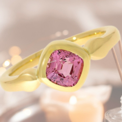 Ring mit fließender Form mit einem exquisiten altrosa Spinell im Antikschliff gefasst in 750er Gelbgold