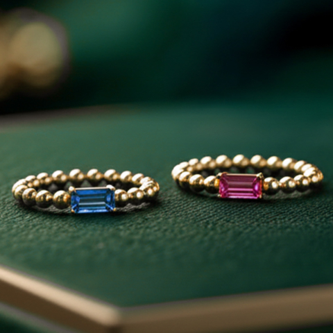 2 Ringe mit Kugelschienen und 1 Saphir un 1 Rubin Baguette in Rotgold und Rosegold