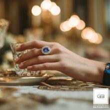 Ring mit einem Saphir in einem Kranz aus Brillanten angefertigt in einam antiken Design