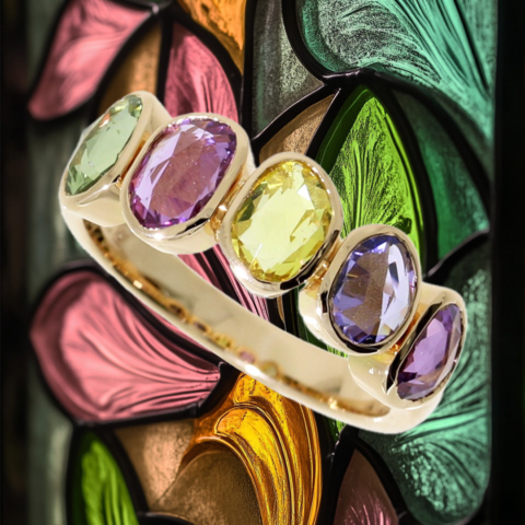 Ring in Rosegold mit fünf bunten Saphiren unregelmässig geschliffen