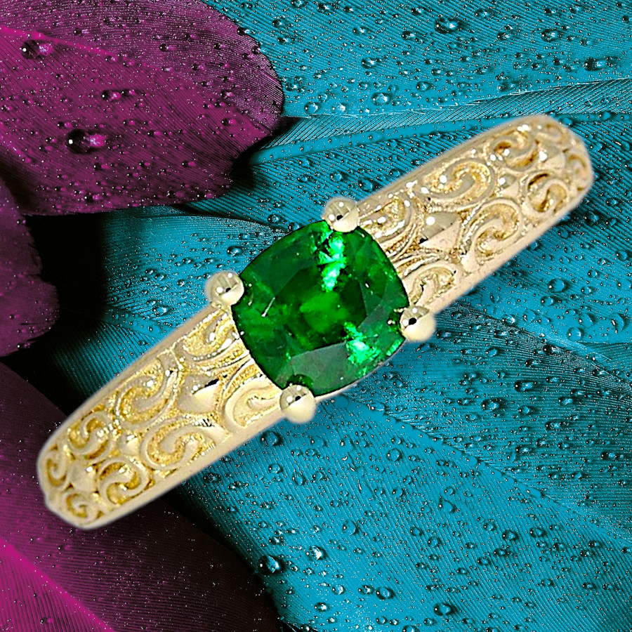 Ring in recyceltem 585 Gold mit einem grünen Tsavorith fair abgebaut und gehandelt verziert mit einer antiken Schnörkel-Muster