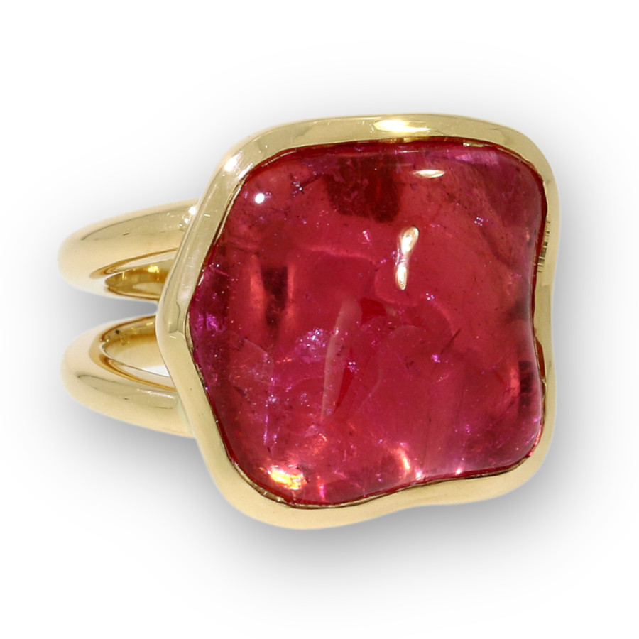 Ring mit einem organisch geformten rosa Turmalin gefasst in 750 Gelbgold