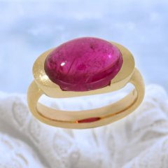 Statement-Ring in mattiertem 750 Rotgold mit einem seltenen tiefroten Turmalin