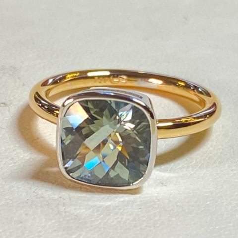 Ring aus Rosegold mit einem hellgrünen Prasiolith im Antikschliff gefasst in Weissgold