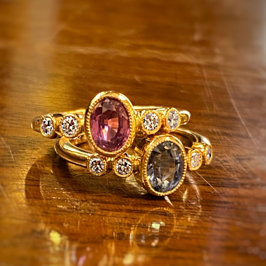 Ringe im vintage-stil mit rosa oder hellblau Saphir und Brillanten gefasst in Rotgold