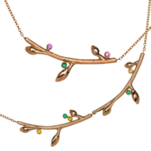 goldene Halsketten mit floralen Anhängern