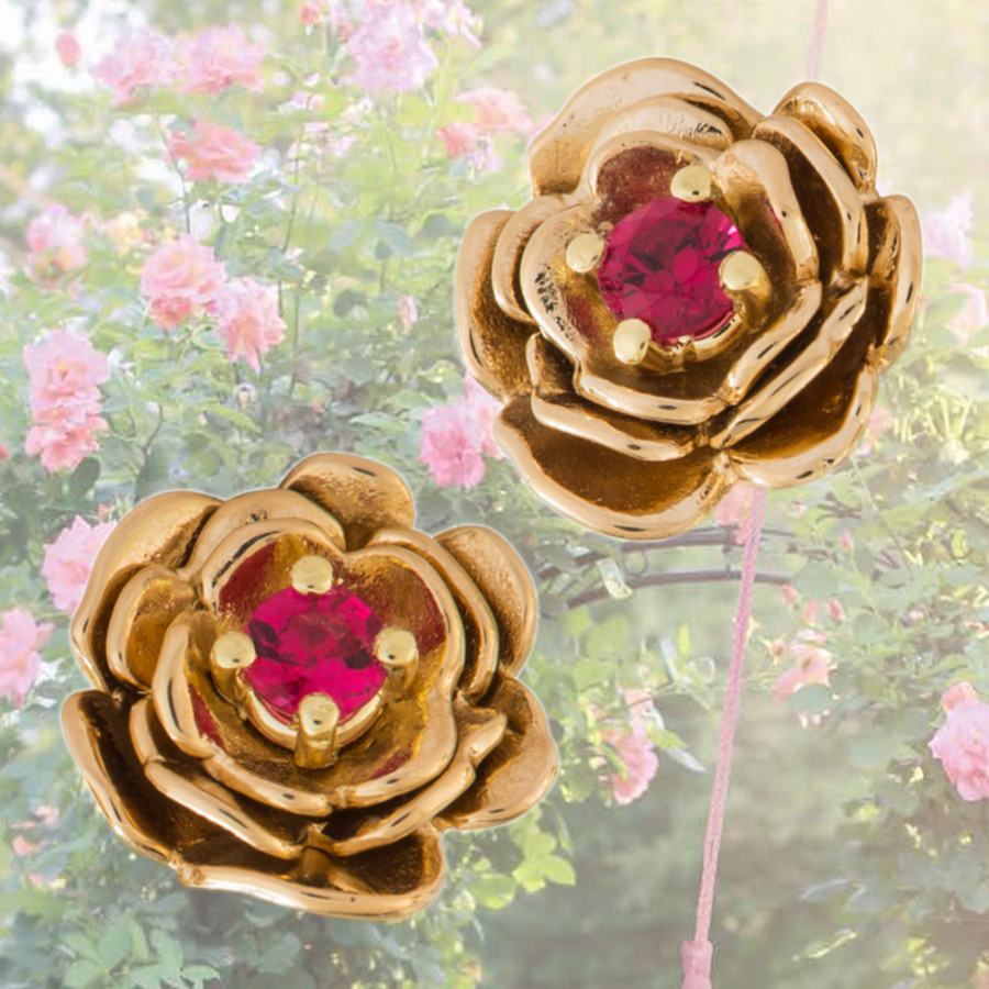 goldene Ohrstecker in Rosen-Blüten-Form mit roten Spinellen