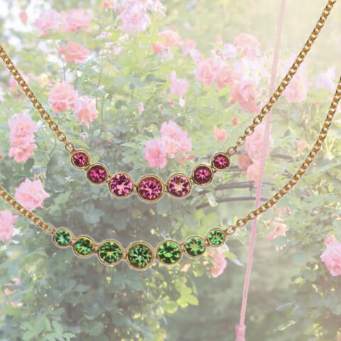 goldene Ketten mit bunten Edelsteinen, rosa und grünen Turmaline