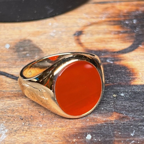 kräftiger Siegelring für Herren in Gelbgold mit Carneol