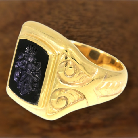 Männer-Siegelring mit graviertem Vintage-Muster in Gold mit Onyx
