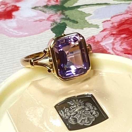 Siegelring im Vintage-Stil mit verschnörkelter Ringschiene und zarter Fassung mit einem lila Amethyst in Rosegold